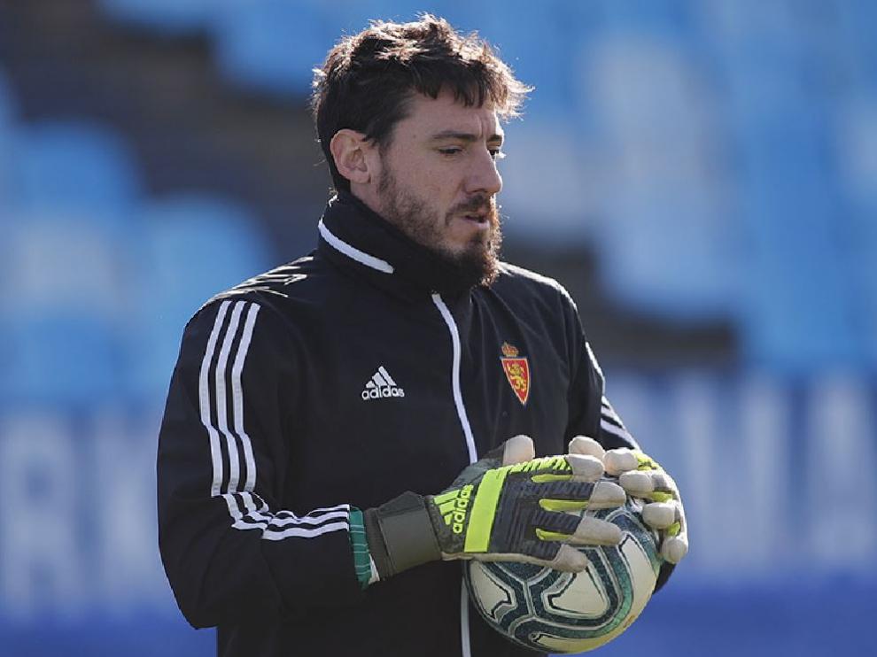 Cristian Álvarez, en un entrenamiento del equipo en La Romareda