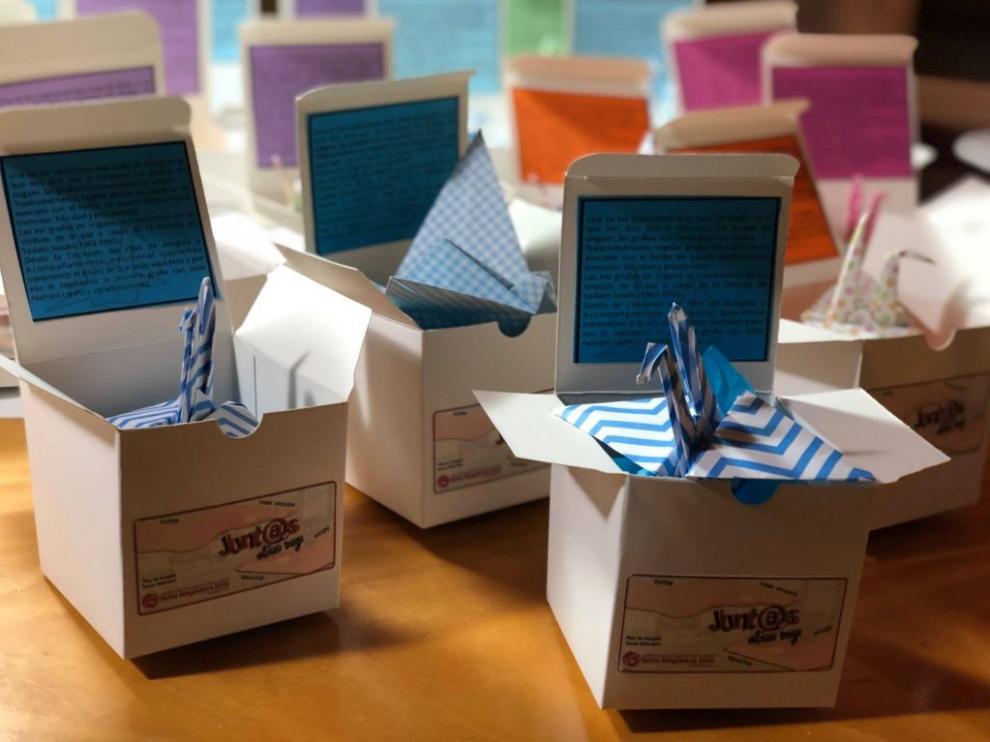 Los profesores encontraron en sus mesas grullas de papiroflexia personalizadas