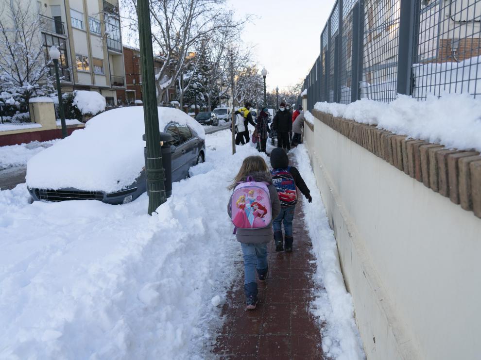 Niños vuelven al colegio en Teruel tras haberse suspendido las clases por las bajas temperaturas