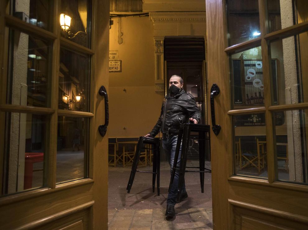 Un bar del centro de Zaragoza, ayer cuando cerraba a las 20.00.