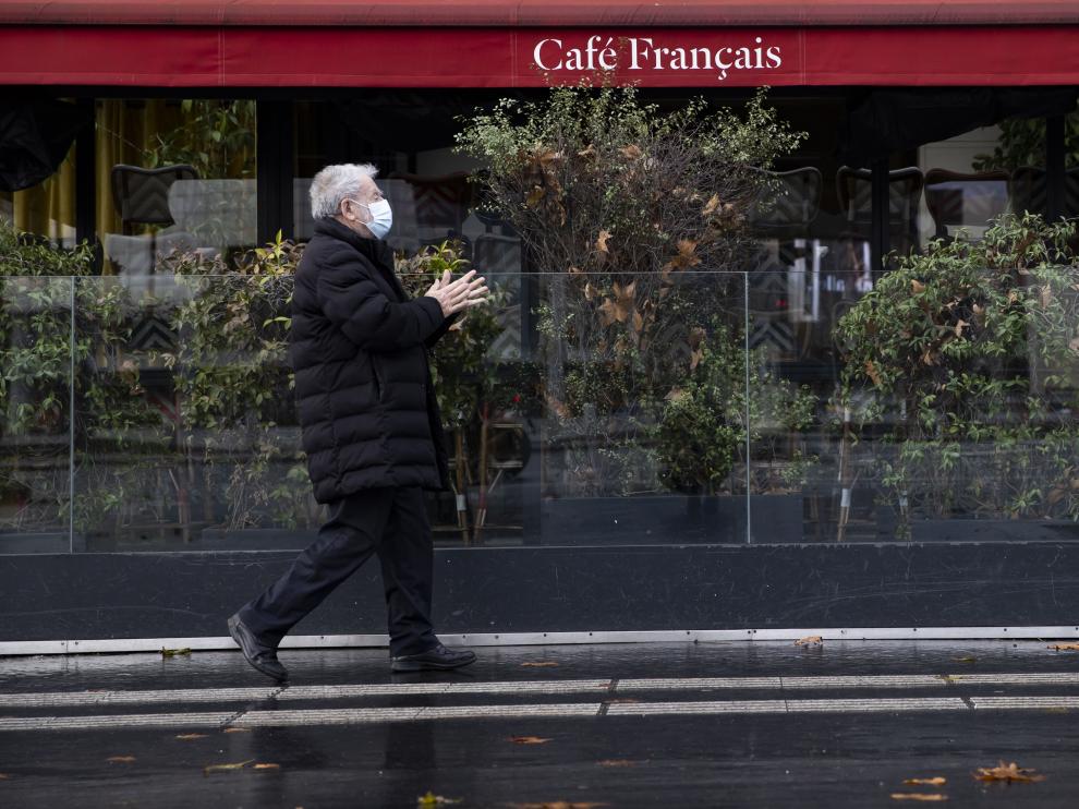 Un hombre con mascarilla pasea por París.