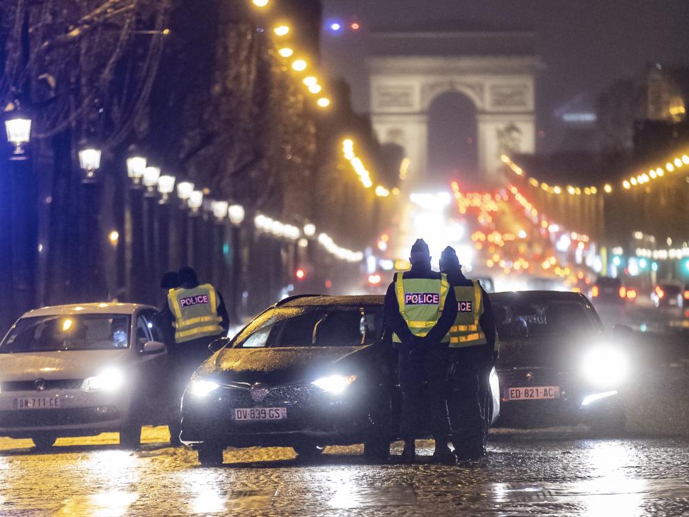 Control en París por las restricciones por la pandemia de covid.