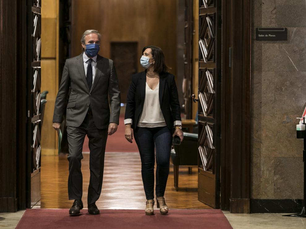 El alcalde de Zaragoza, Jorge Azcón, y la vicealcaldesa, Sara Fernández, el pasado mes de noviembre en el debate de la ciudad