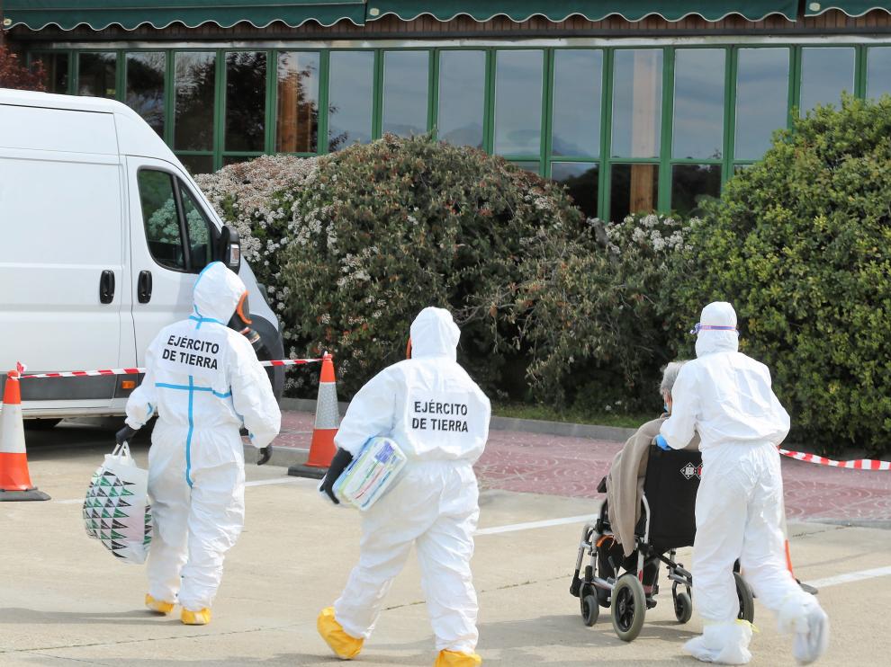 El virus se ceba en las residencias. En la primera oleada fallecieron 746 usuarios de residencias de mayores, el colectivo más afectado por la pandemia del coronavirus. En el segundo rebrote murieron alrededor de 629. Desde el inicio de la crisis, han perdido la vida 1.375 residentes por la covid, el 6,25% de las personas que viven en estos centros.