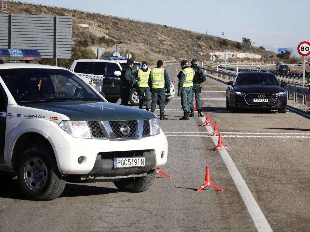 La Guardia Civil controla los movimientos al entrar en vigor los confinamientos perimetrales.
