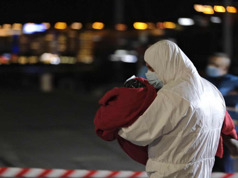 Salvamento Marítimo restaca una patera con 20 mujeres y 3 niños al sur de Gran Canaria