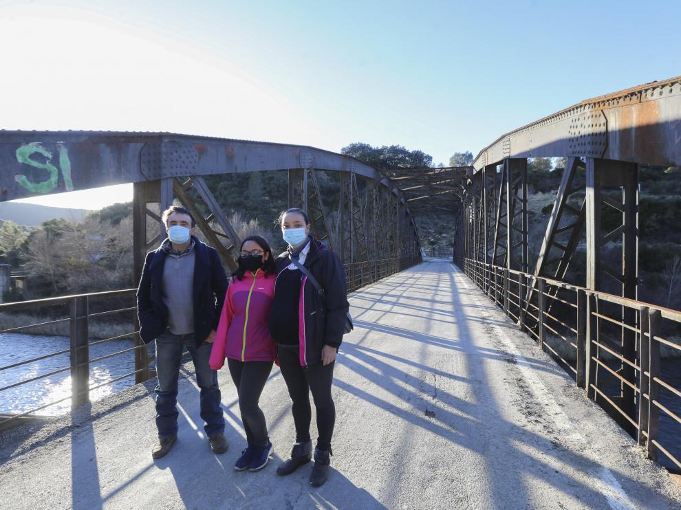 Susana Pérez junto su marido, Marino, y su hija Nicole en el puente de Santa Eulalia de Gállego.