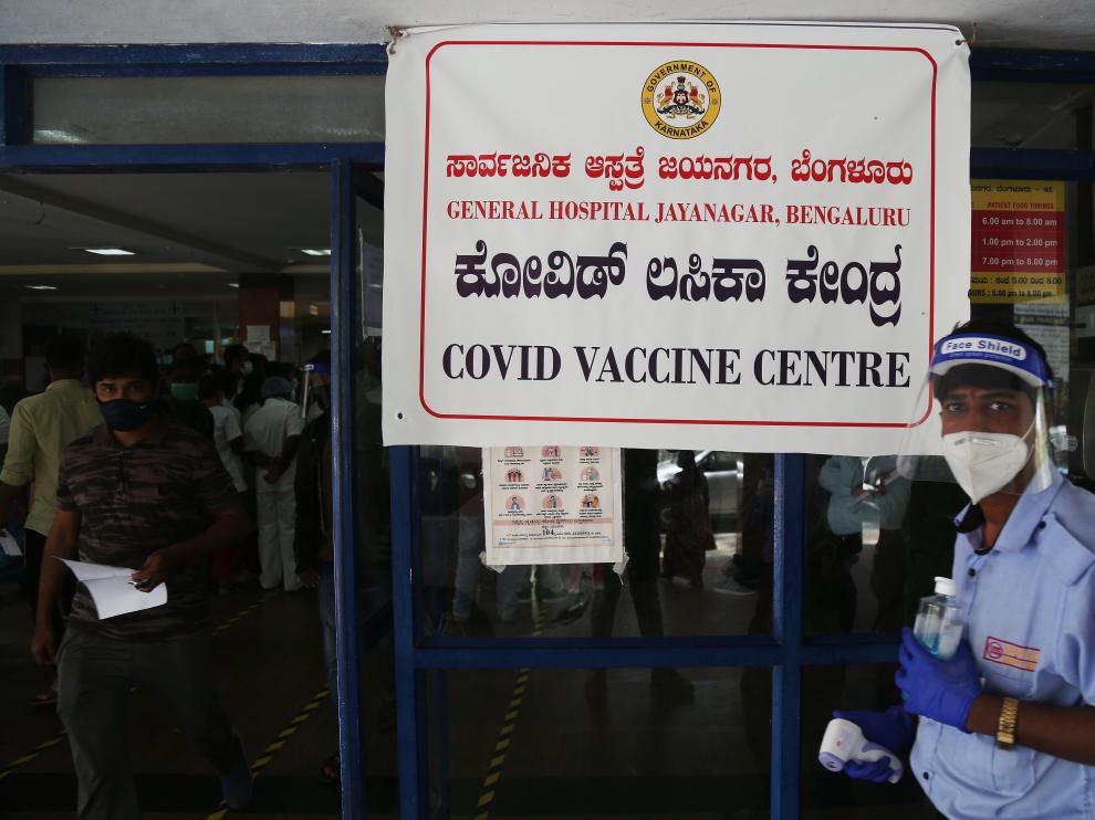 Kolkata (India), 16/01/2021.- Medical staffs wait to get the first dose of a Covid-19 vaccine shot, manufactured by the Serum Institute of India, inside Vaccination Centre at Bangur hospital in Kolkata, Eastern India, 16 January 2021. One of the world's biggest and nationwide COVID-19 vaccination drive launched by Indian prime minister Narendra Modi and aimed at inoculating 30 million people starts in first drive that include front line workers like Accredited Social Health Activist (ASHA) doctors, MBBS students, nurses etc. EFE/EPA/PIYAL ADHIKARY Vaccination drive in India