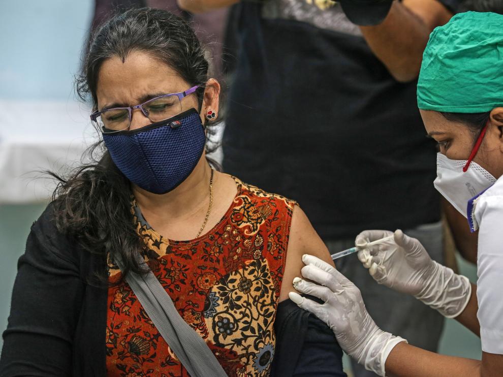Mumbai (India), 16/01/2021.- beneficiary gets the first dose of a Covid-19 vaccine shot, manufactured by Serum Institute of India, inside Vaccination Centre at Rajawadi Hospital in Mumbai, India, 16 January 2021. One of the world's biggest and nationwide COVID-19 vaccination drive launched by Indian prime minister Narendra Modi and aimed at inoculating 30 million people starts in first drive that include front line workers like Accredited Social Health Activist (ASHA) doctors, MBBS students, nurses etc. EFE/EPA/DIVYAKANT SOLANKI Vaccination drive in Mumbai