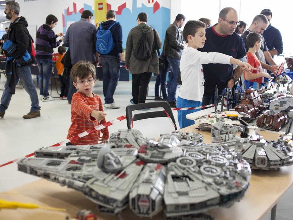 Unos niños señalan construcciones de Lego de 'Star Wars'.