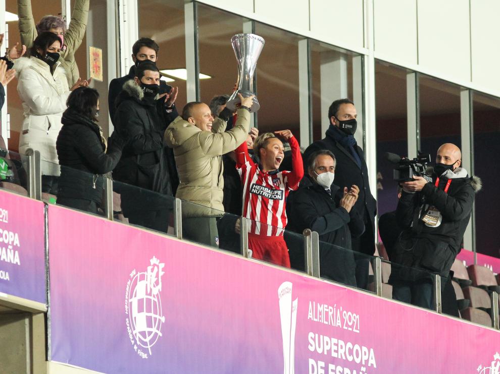 Virgina Torrecilla, a la izquierda, levanta el trofeo junto a Amanda Sanpedro.