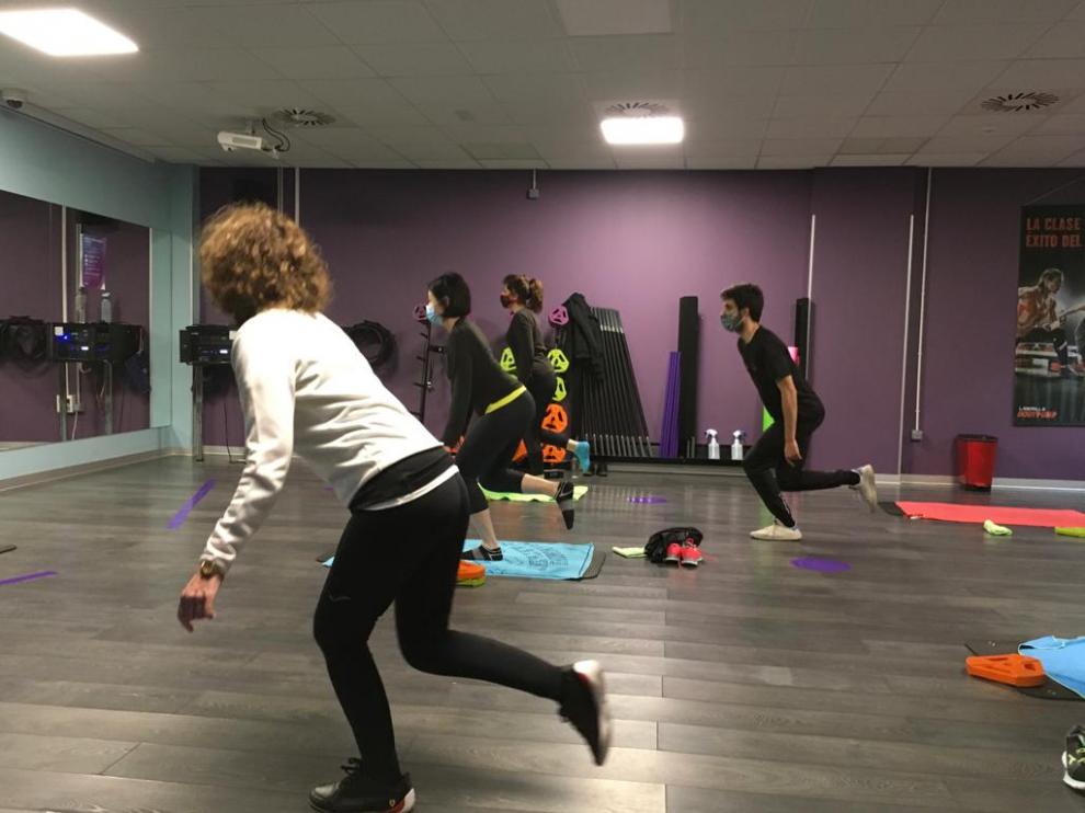 “Con mascarilla, guardando la distancia y cumpliendo con el aforo permitido”. Así son las clases en Anytime Fitness Zaragoza.