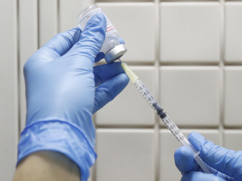 Una sanitaria prepara una de las vacunas contra el coronavirus, ayer