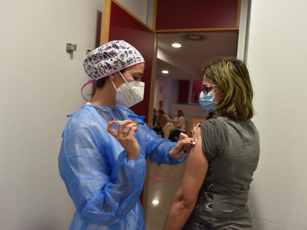 Vacunación entre sanitarios en el hospital Miguel Servet de Zaragoza.