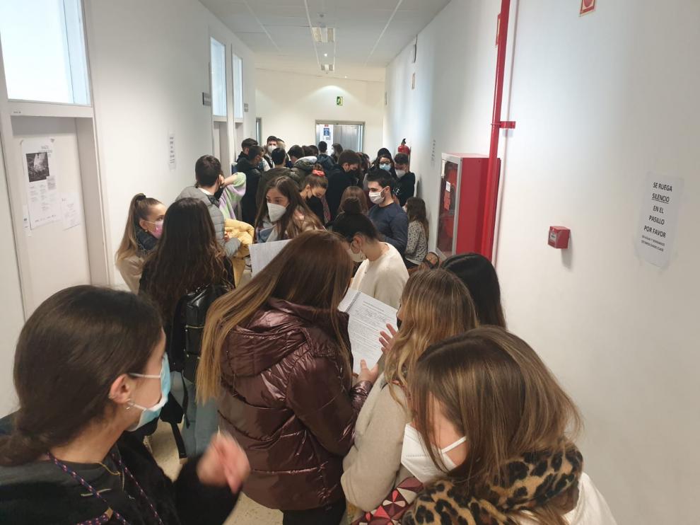Aglomeraciones en la entrada a un examen del Grado de Periodismo.