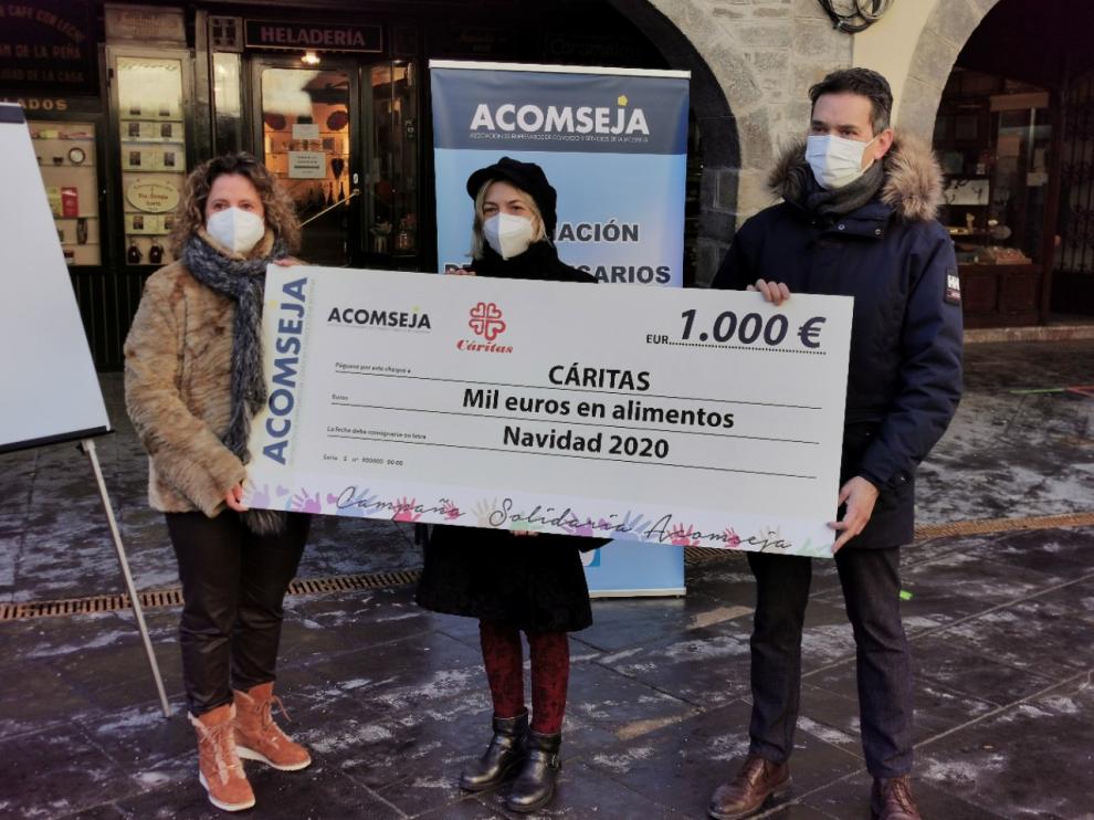 Donación de Acomseja a Cáritas de 1.000 euros para la compra de alimentos.