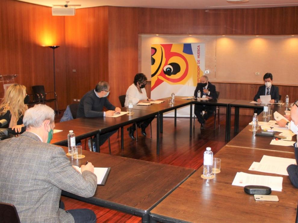 El presidente de la DPH y el alcalde de Huesca se han reunido con representantes del comercio y la hostelería de la provincia.