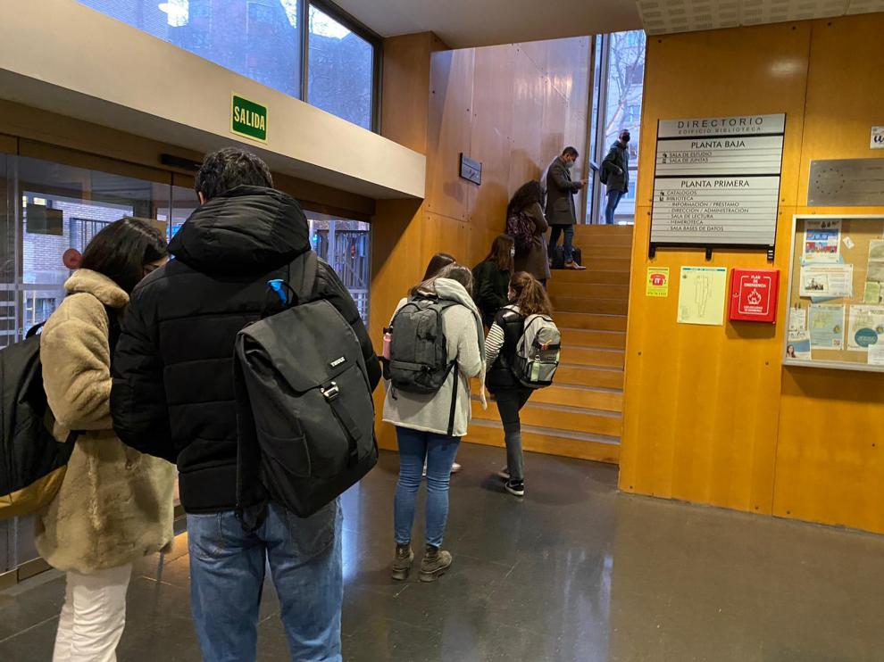 Filas para entrar en la biblioteca de la Facultad de Economía de la Universidad de Zaragoza -situada en la segunda planta-.