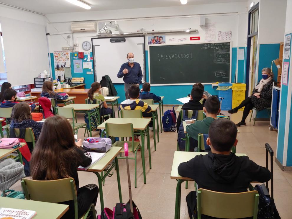 Fernando Lalana, con los alumnos de 5º y 6º de primaria