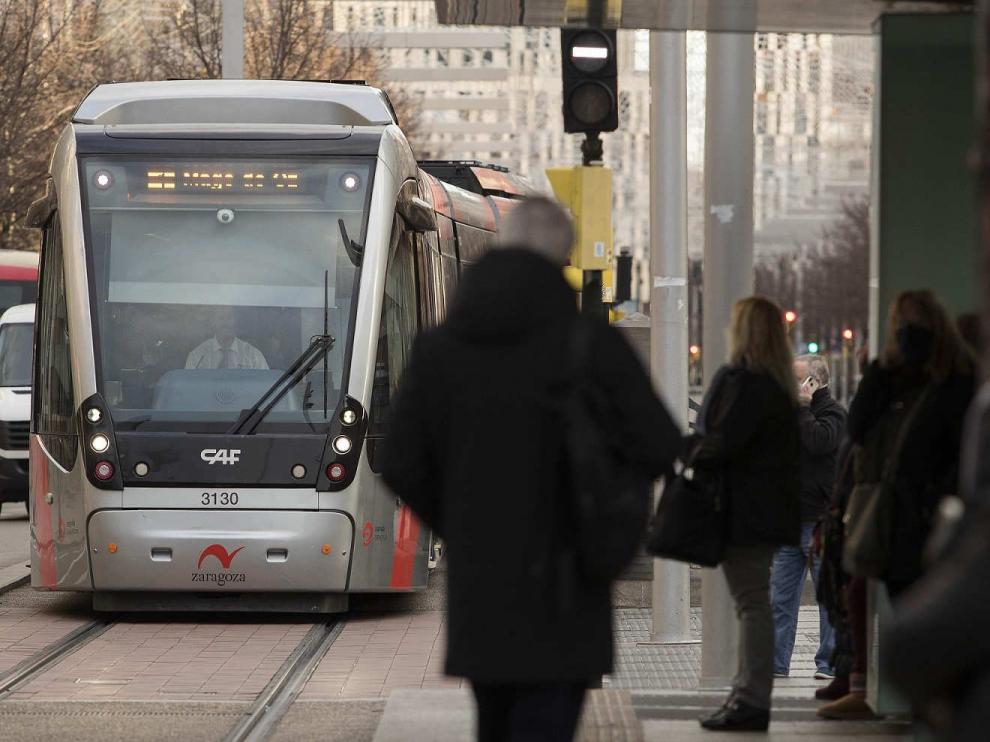 Gente esperando al tranvía de Zaragoza