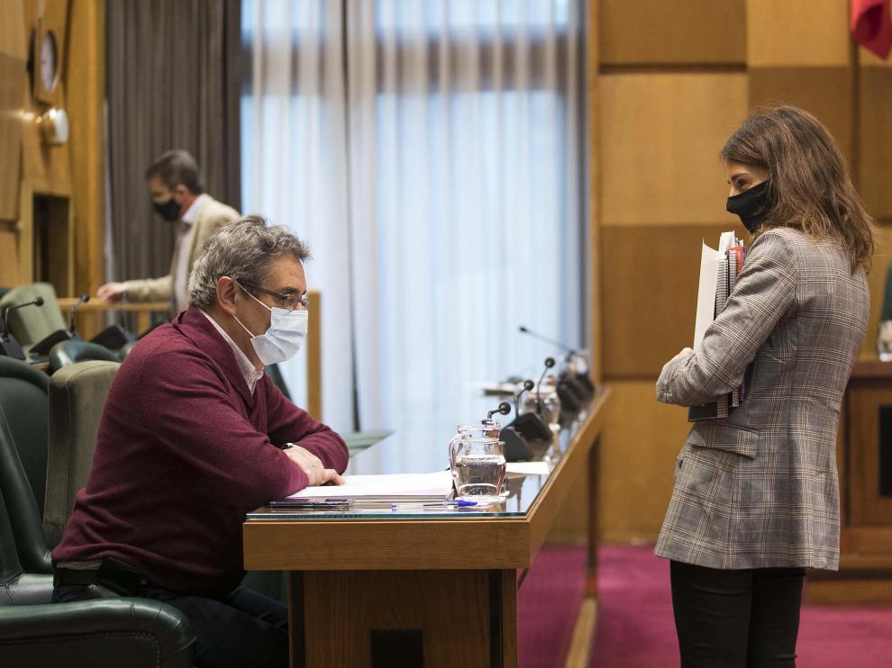 El portavoz de Vox, Julio Calvo, y la concejal de Hacienda, María Navarro, en la comisión de ayer. Toni Galán