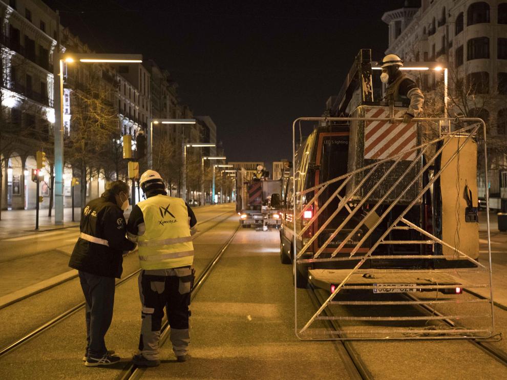 Trabajos de instalaciones de la guirnalda de Independencia el último día de noviembre de 2020.