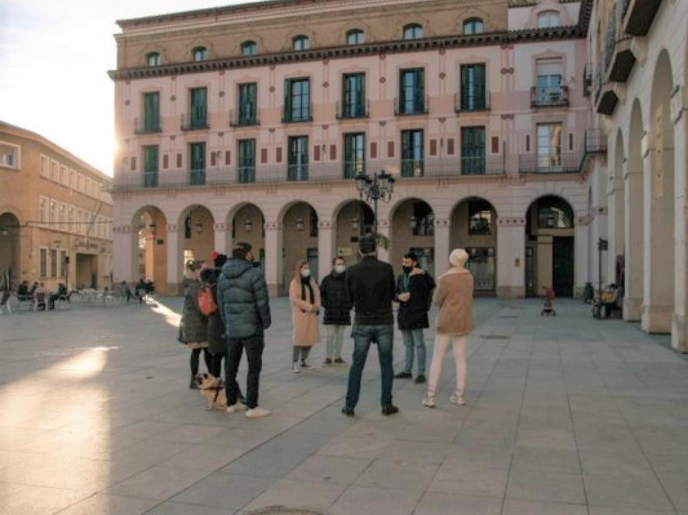 Inicio de una de las visitas guiadas por Huesca, desde la plaza López Allué.