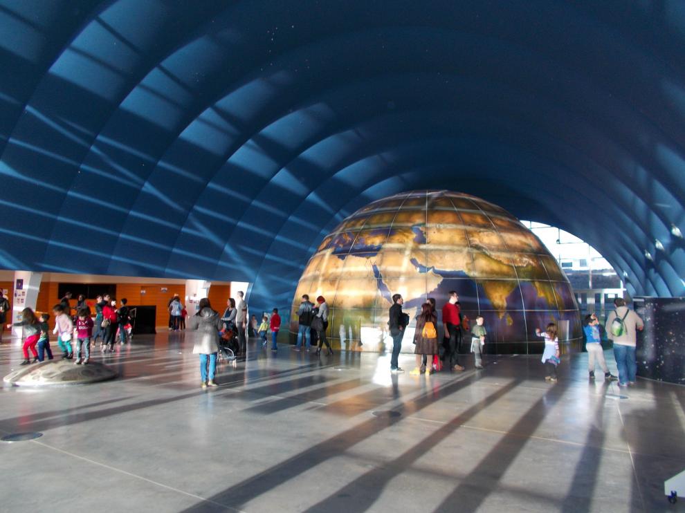 La cúpula del Planetario, de 10 metros de diámetro, permite disfrutar de los equipos de proyección fulldome y audio de última generación.