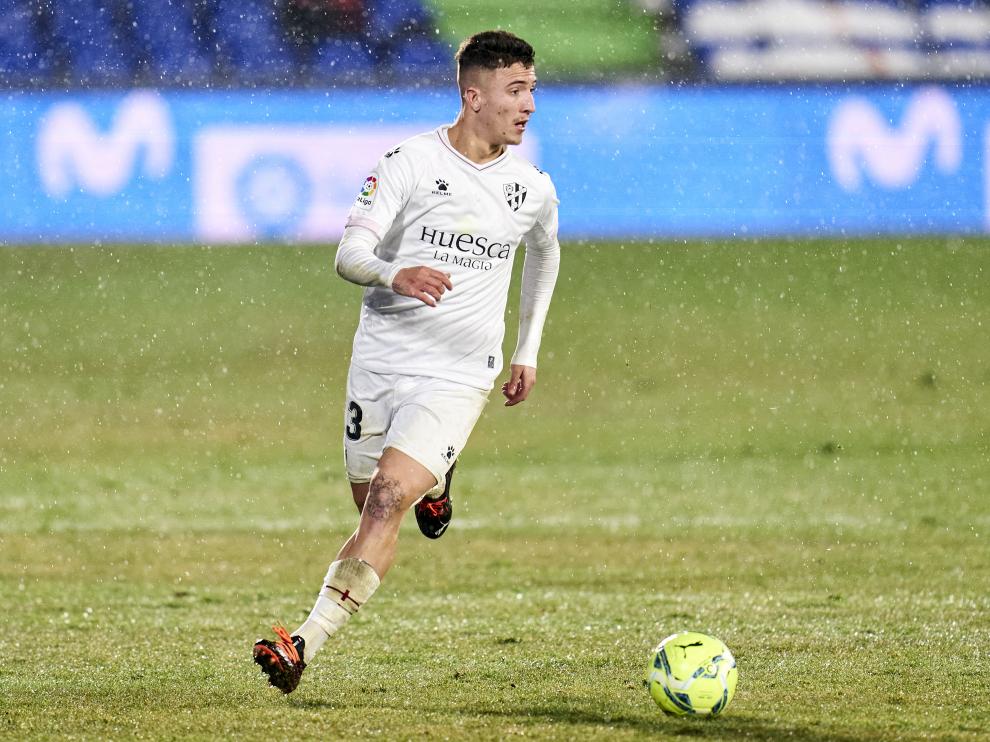 Pablo Maffeo, con el balón, durante el partido contra el Getafe.