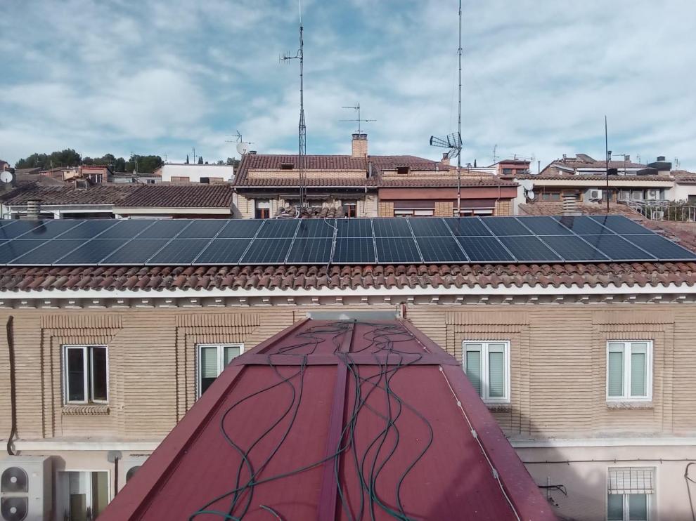 Placas solares en el tejado de un edificio.