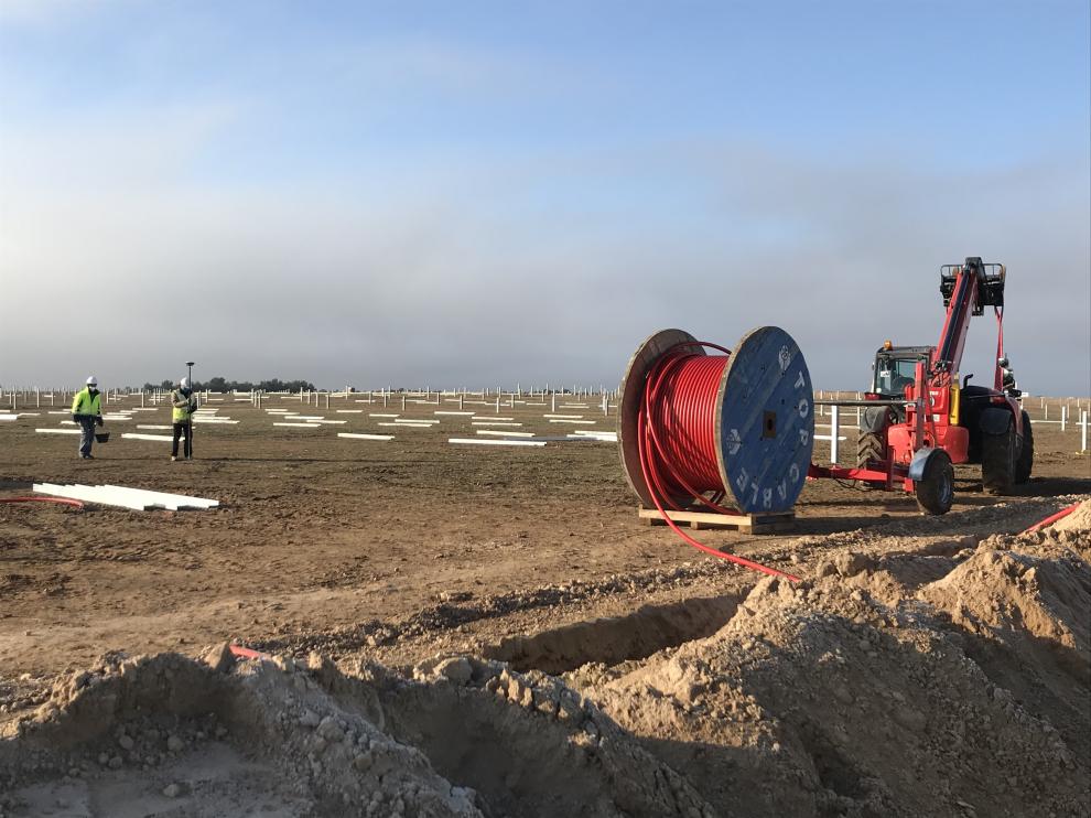 Más de un centenar de operarios están construyendo una planta solar de Forestalia en San Mateo de Gállego