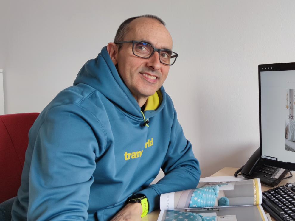 Rafael Tena lleva el negocio familiar que su abuelo fundó hace cien años en Sariñena.