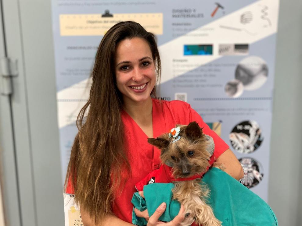 Sandra López, con uno de sus pacientes caninos.