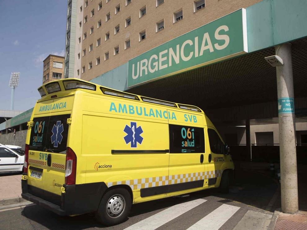 Ambulancia entrando en Urgencias del Hospital Miguel Servet de Zaragoza