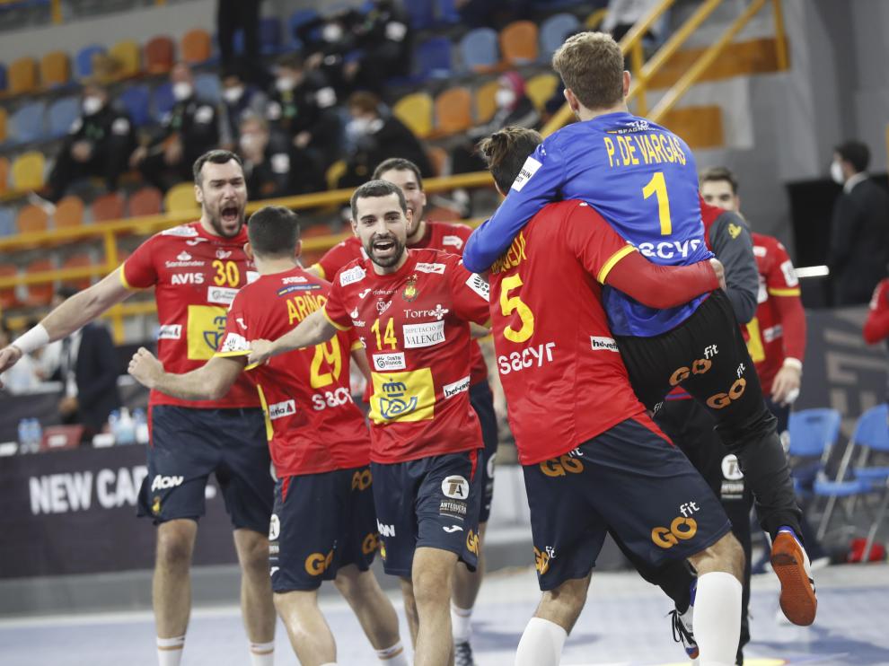 Los Hispanos celebran la victoria sobre Alemania.