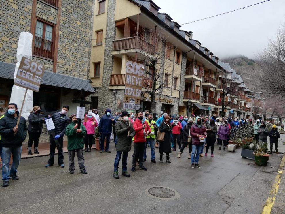 Protesta en Benasque. Unas 200 personas han participado este jueves en la cacerolada convocada por la plataforma SOS Pirineo para reclamar un plan de reactivación económica ante el parón del turismo y el cierre de las estaciones.