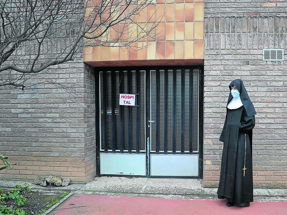 Sos Mercedes muestra el acceso al hospital acondicionado en la residencia Santo Ángel de Alcañiz.