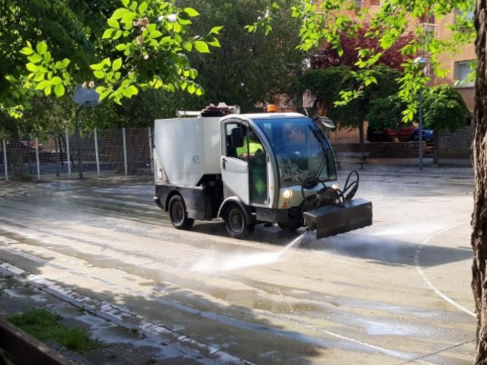 Una de las máquinas utilizadas para el servicio de limpieza viaria de Huesca.