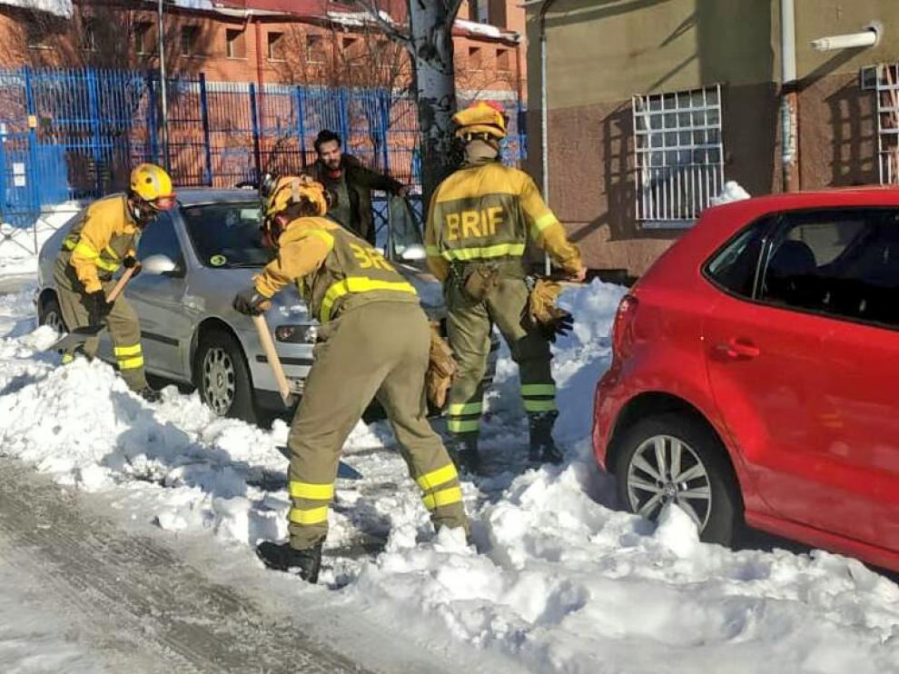 Varios miembros de la BRIF de Daroca limpiando las calles de la capital madrileña tras el temporal de Filomena.