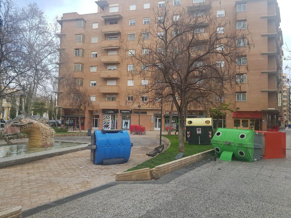 Contenedores tirados por el viento en Zaragoza