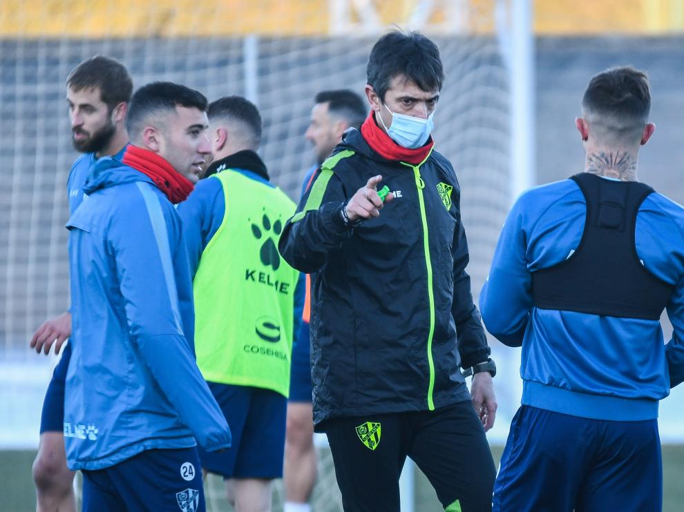 Pacheta habla con sus jugadores durante un entrenamiento.