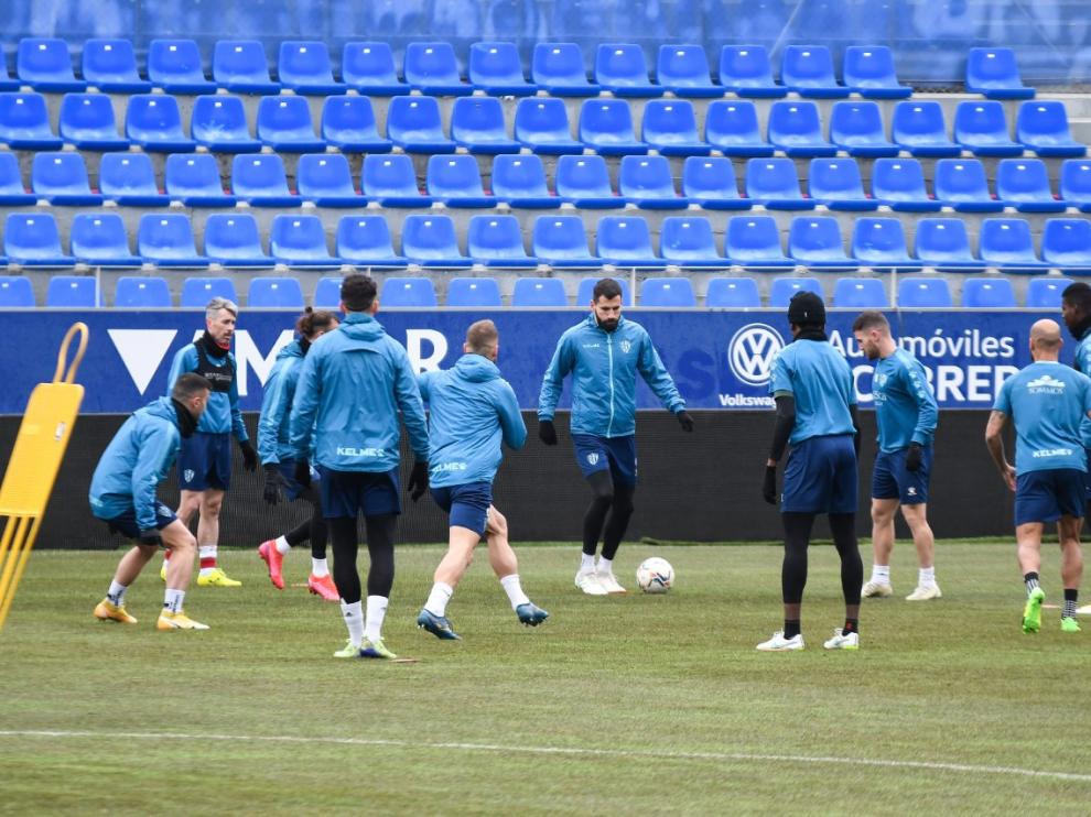 Los jugadores terminaron de preparar el partido en su estadio.