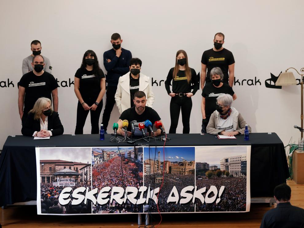 Un momento de la rueda de prensa ofrecida en Pamplona por los condenados.