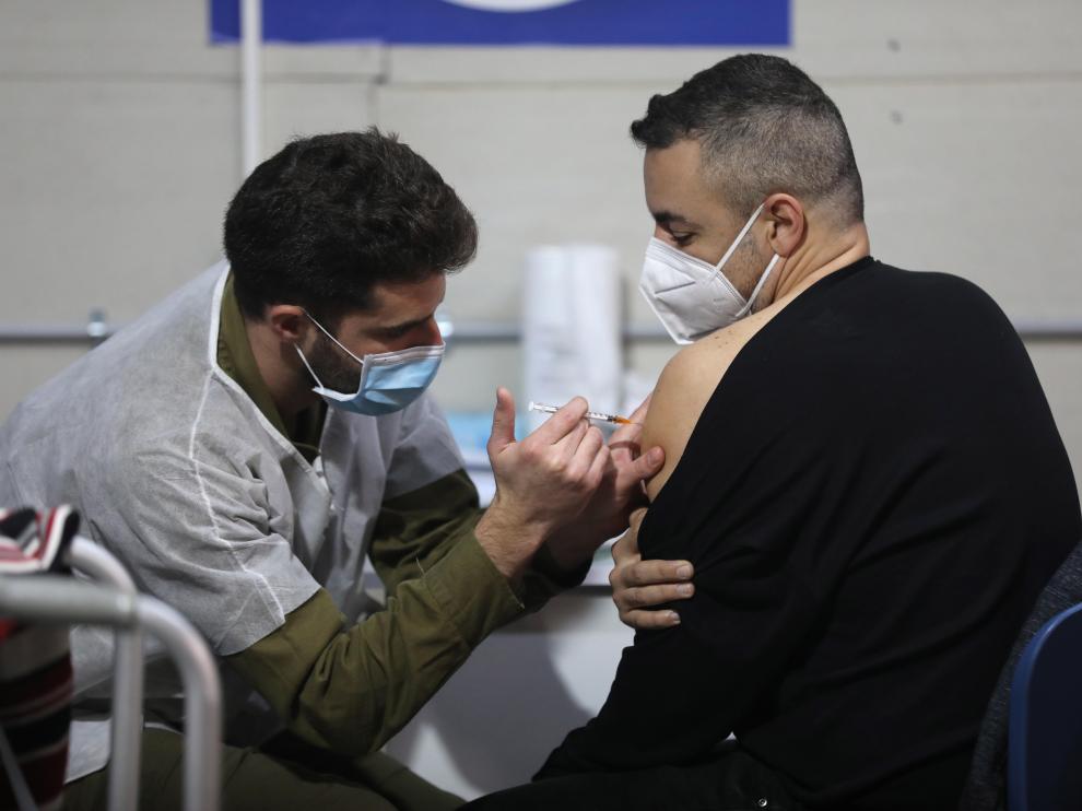 Un hombre es vacunado contra la covid esta semana en Givatayim, Israel.