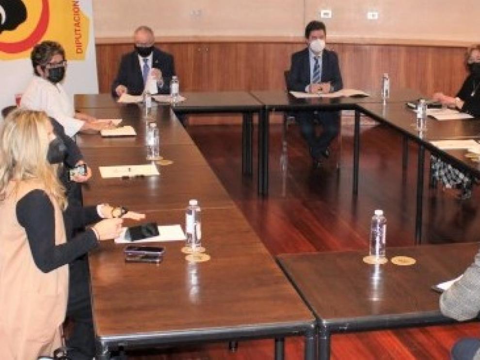 El alcalde de Huesca, al fondo a la derecha, en la reunión con el empresario celebrada el pasado 19 de enero.