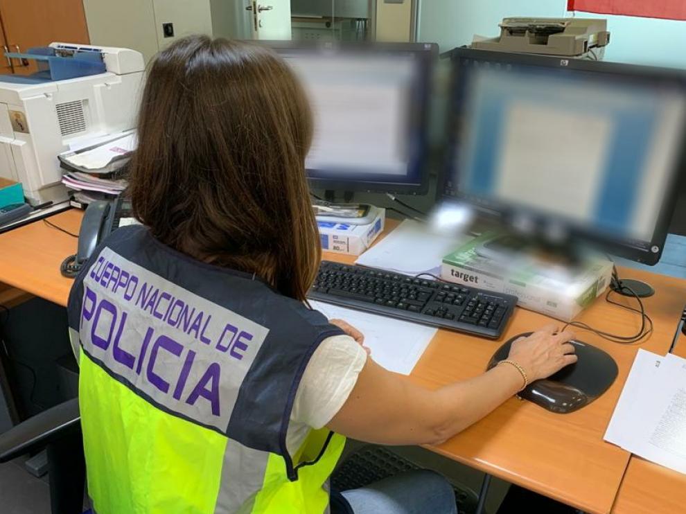 La Policía detiene a dos personas por estafar haciéndose pasar por técnicos de Microsoft.