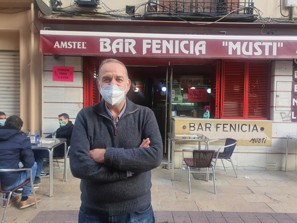 Moustapha Nasser Issa, este domingo a las puertas del bar Fenicia, en el Tubo de Zaragoza.