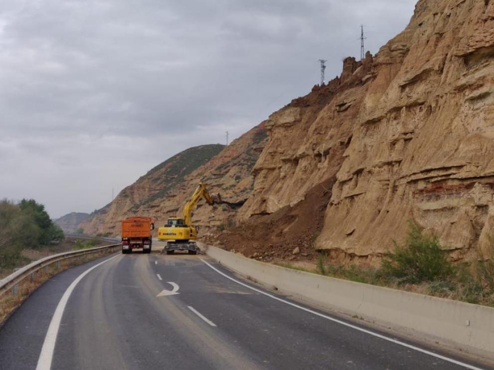 Trabajos de limpieza en la calzada tras el derrumbe del talud en abril.