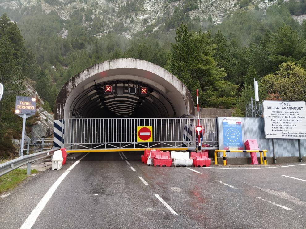 El túnel de Bielsa se cierre por las noches con unas puertas deslizantes aseguradas con candado.