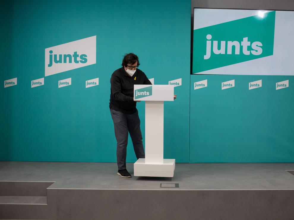 Un hombre prepara el escenario para un acto de JXCat.